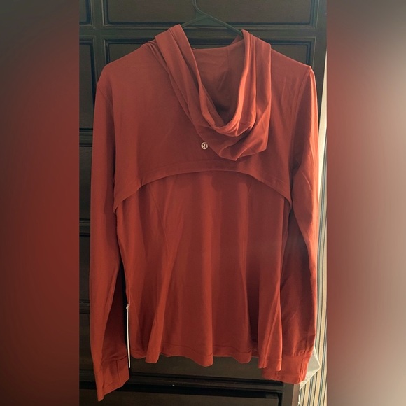 Lululemon Define Hooded Jacket in Cayenne - Picture 2 of 3